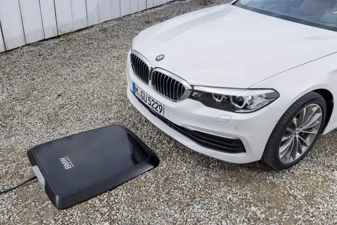 ontmoeten beton Ruim Primeur: BMW is de eerste met draadloos auto opladen | Auto | AD.nl