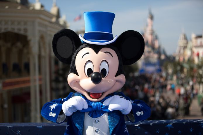 Normaal gezien zouden de deuren op 2 april weer open gaan na een maandenlange sluiting. Disneyland Parijs kan nog geen nieuwe streefdatum voor de heropening geven.