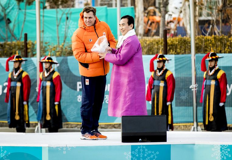 Kim Ki-hoon, de burgemeester van het olympisch dorp, heet Jeroen Bijl en de Nederlandse ploeg welkom in Gangneung. Beeld ANP