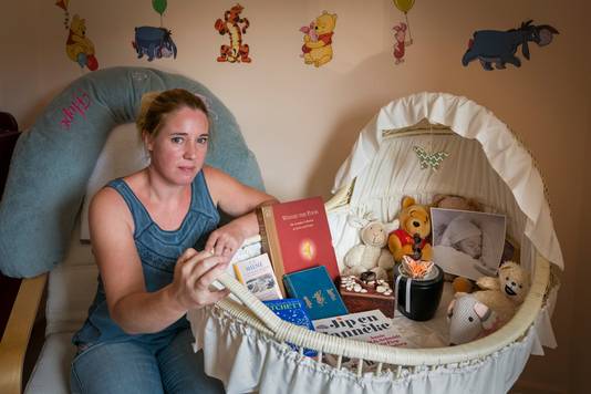 Moeder Marloes in de nog altijd volledig ingerichte babykamer van Luna.