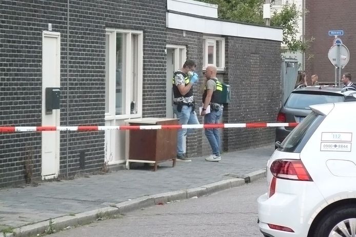 De politie is een woning in Almelo binnengevallen.