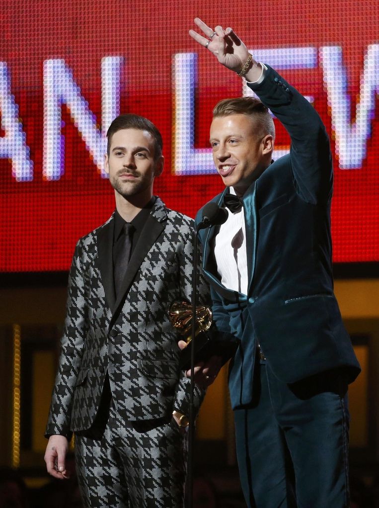 Macklemore (rechts) en Ryan Lewis nemen de Grammy voor beste nieuwkomer in ontvangst. Beeld reuters