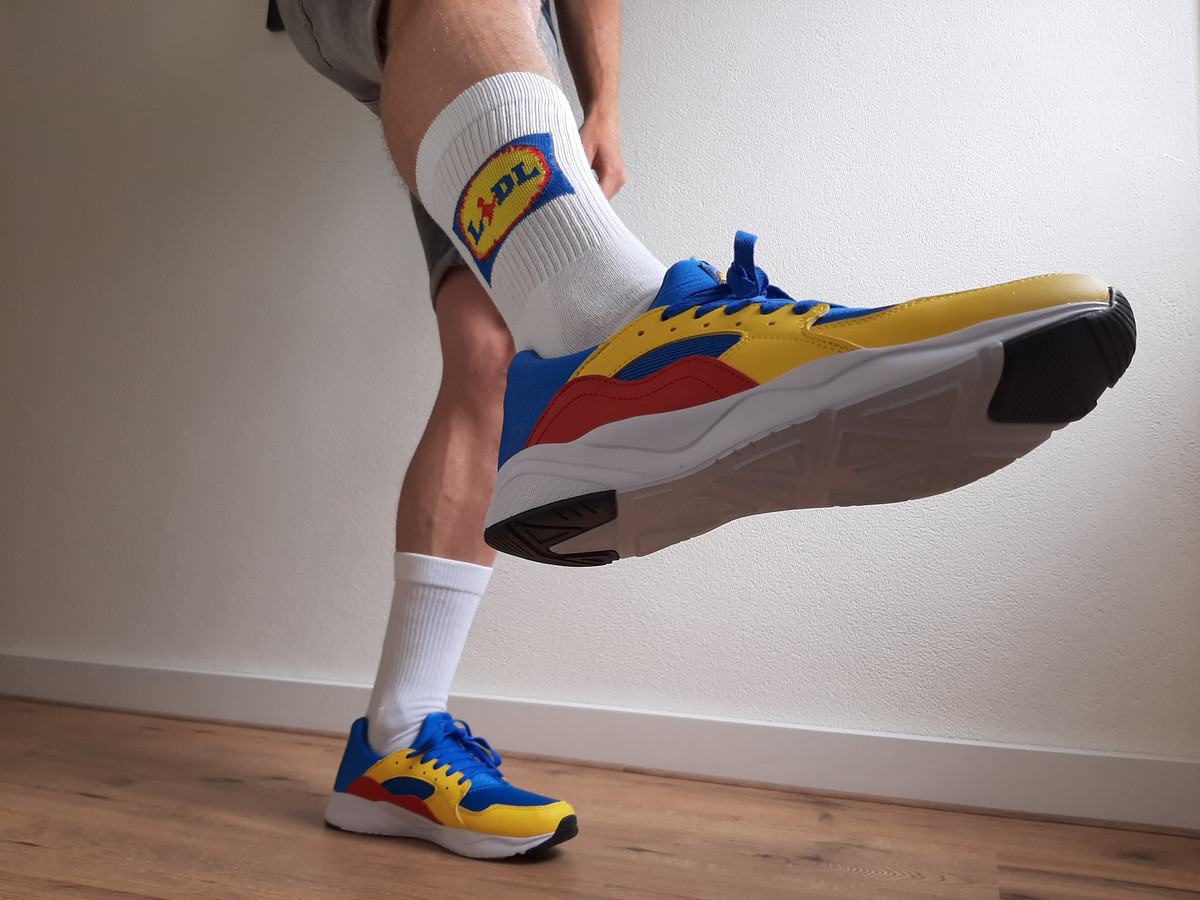 Felgekleurde slippers, sokken sneakers van Lidl de deur uit: 'Cheap, dat grappig!' | Foto | destentor.nl