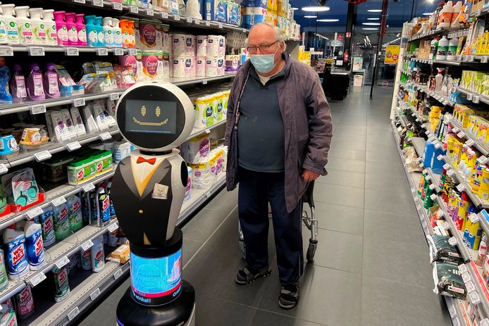 Pierre Praet (72) testte robot Robby met succes uit in Delhaize Lede.