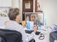 Foto ter illustratie: een huisarts houdt een online spreekuur.