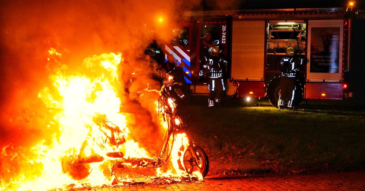 Go scooter brandt volledig uit in Rijen, mogelijk aangestoken - AD