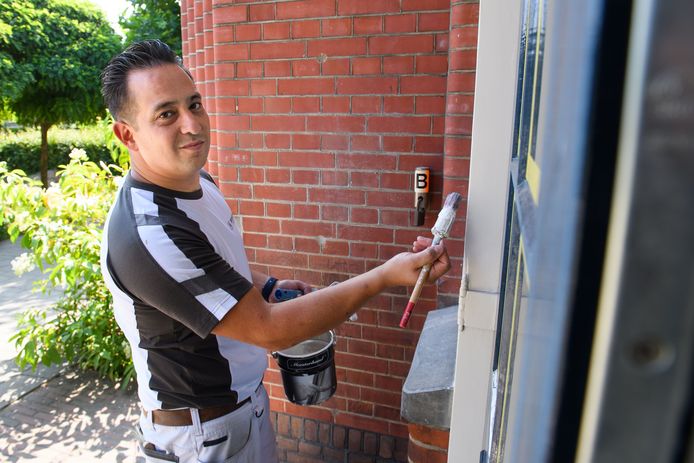 Gosé Brinkman (38) uit Rijssen is voor zichzelf begonnen, met Brinkman Schilderwerken.