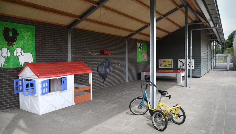 De geluiddempende muur met kap van 3,5 meter hoog die De Toermalijn heeft laten bouwen bij de speelplaats. Beeld Marcel van den Bergh