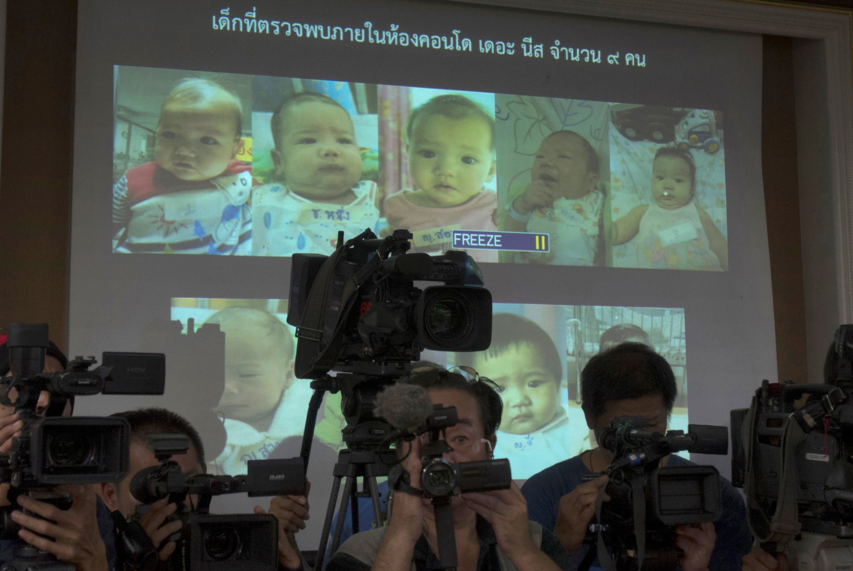 Een aantal van de kinderen van Mitsutoki Shigeta werden in 2014 door de Thaise politie getoond tijdens een persbriefing. De kinderen zijn nu vier en zijn toegewezen aan de vader. Beeld AP