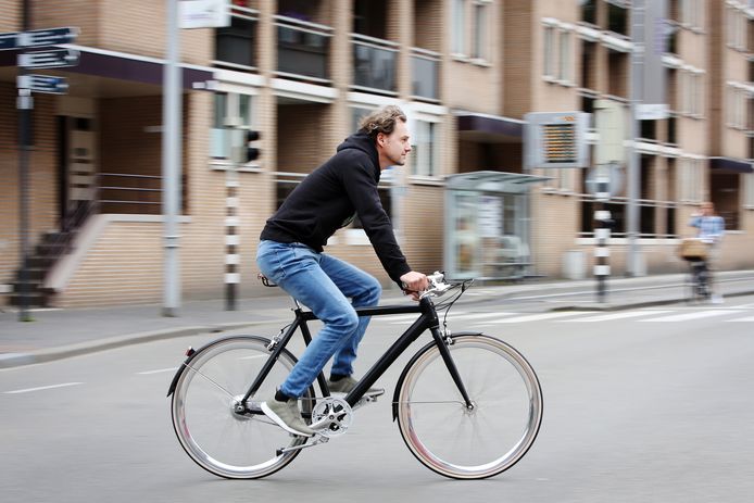 Frans Nomden op zijn WATT Fiets, een spiksplinternieuw en betaalbaar lichtgewicht design e-bike die hij zelf heeft ontwikkeld.