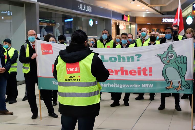 Stakend vliegveldpersoneel in Keulen in maart dit jaar. Beeld AP/Sascha Thelen