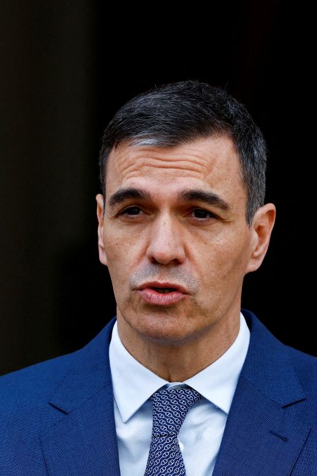 Spaanse premier Sánchez blijft aan na ‘leugens’ over zijn vrouw: ‘Ga door met meer kracht dan ooit’