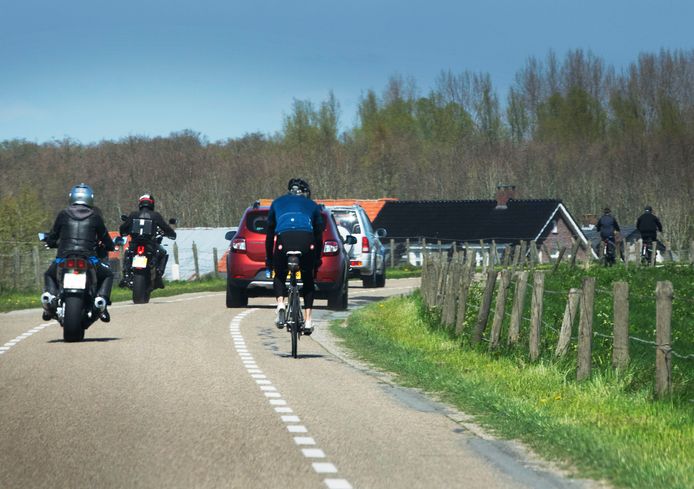 Motoren, fietsers en auto's op de Lekdijk bij Amerongen.
