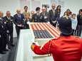 Zakenman Bert Kreuk overhandigt D-Day vlag aan Trump: ‘Hij is terug waar-ie hoort’