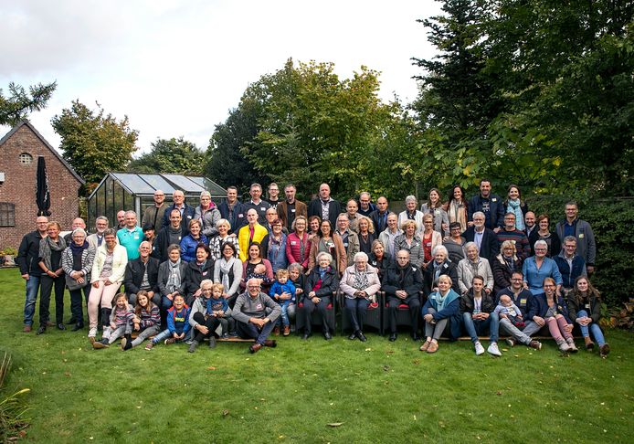De familie Mickers in de overgrootouderlijke tuin, op exact dezelfde plek als 76 jaar geleden. In het midden, met witte jas Nelly van Vugt-Van Kessel. Zij staat ook op de foto die in 1941 is gemaakt, net als haar neef Theo, die rechts naast haar zit.