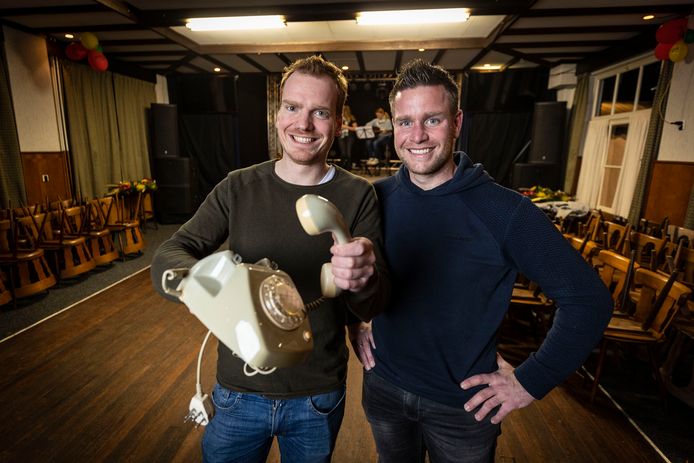Jorno Masselink (links) en Roy Kienhuis zijn klaar voor de 44ste editie van het Tilligter gala dat donderdag, vrijdag en zaterdag in de achterzaal van Café Haamberg wordt gehouden.