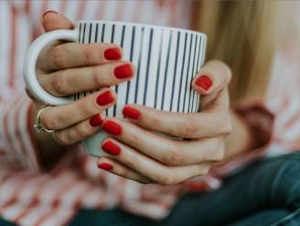 Deze vrouw ontdekt dat ze altijd complimentjes krijgt van mannen als haar nagels deze kleur hebben