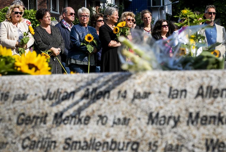 Nabestaanden bij het MH17-monument in Hilversum, vijf jaar na de ramp met het vliegtuig van Malaysia Airlines. De gemeente organiseerde een herdenking in het Dudokpark om de vijftien omgekomen inwoners van Hilversum te herdenken.  Beeld ANP
