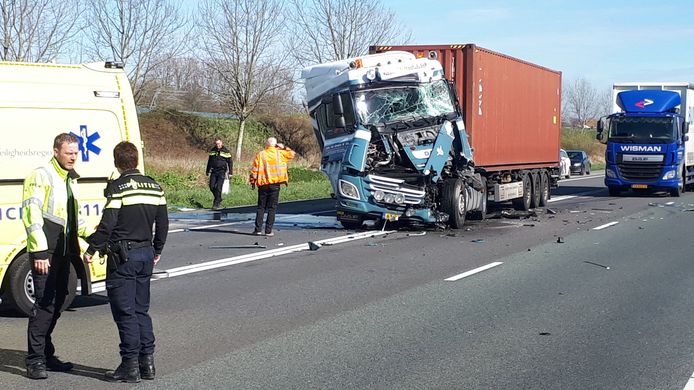De zwaarbeschadigde vrachtauto na het ongeluk op de A15 bij Tiel.