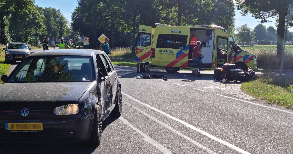 Motorrijder gewond bij aanrijding met auto, traumaheli landt in Varsseveld.