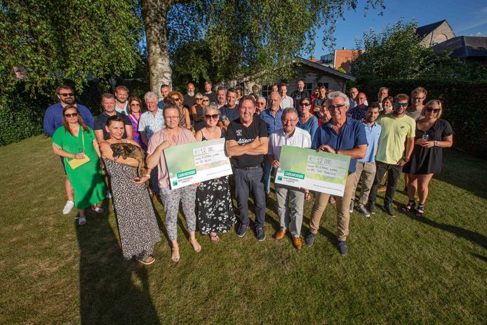 Hans Jünger centraal vooraan, bij de uitreiking van het geld aan goede doelen.