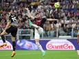 Olivier Giroud in actie tegen Juventus.