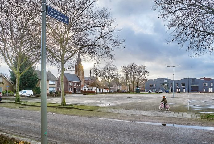 Het Meester Gielenplein achter de Berchplaets in Berghem verdwijnt.