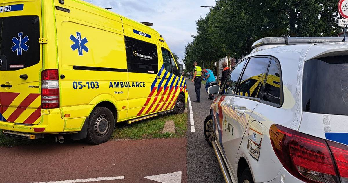 Fietsster naar het ziekenhuis na aanrijding op rotonde in Ede.