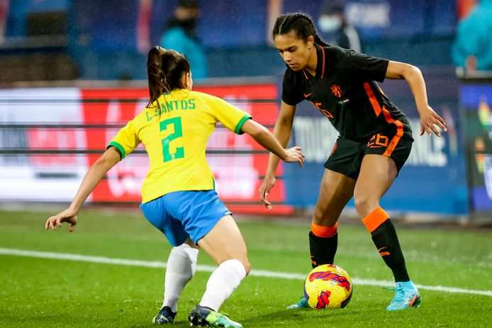 In de eerste van drie oefenwedstrijden in Frankrijk, woensdag tegen Brazilië (1-1), mocht Esmee Brugts meteen haar debuut maken. Als invalster kwam ze vijf minuten voor tijd in het veld.
