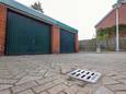 De linkse garagebox werd door de negen terreurverdachten en hun vrienden gebruikt om te fitnessen.