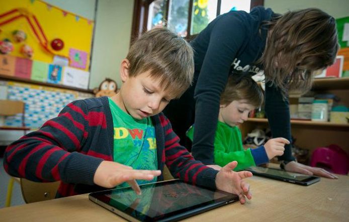 Een archiefbeeld van een kind met een tablet.