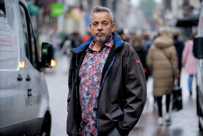 Paul van Gellecom met Niet Aangeboren Hersenletsel in de drukke binnenstad van Den Bosch.