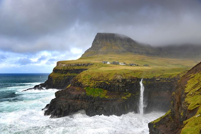 Prachtige waterval op de Faeröer-eilanden.