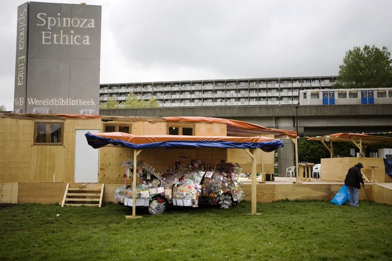 The Bijlmer Spinoza Festival van Thomas Hirschhorn op Open source, een internationale beeldenroute in de Bijlmermeer. Foto Ruud van Zwet Beeld 