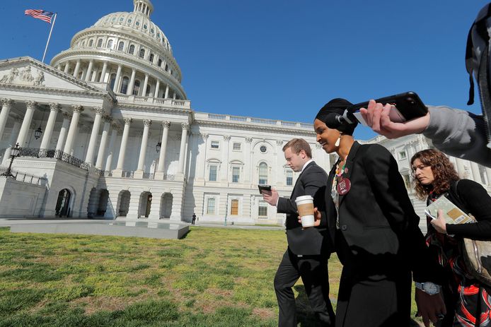 Ilhan Omar praat met de pers op weg naar het Capitool in Washington waar het parlement huist. Foto REUTERS