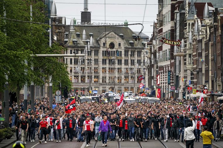 Ajaxfans lopen van het Leidseplein naar het Centraal Station, voorafgaand aan de wedstrijd tussen Ajax en sc Heerenveen. 
 Beeld ANP