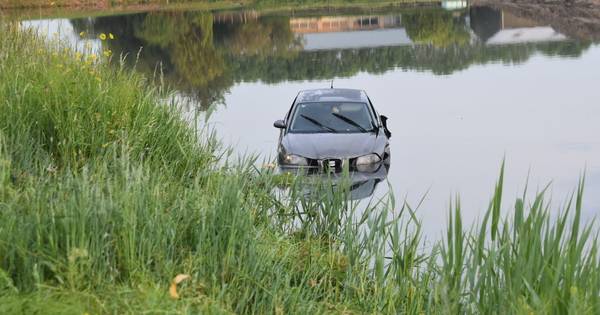 Auto te water in Zuilichem | 112 - BD.nl