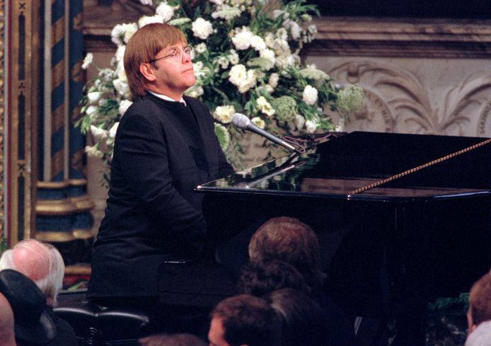 Elton John aux funérailles de la princesse Diana.