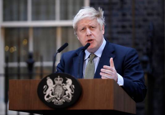 De Britse premier Boris Johnson spreekt de pers toe aan Downing Street 10 in Londen, na zijn onderhoud met Queen Elizabeth.