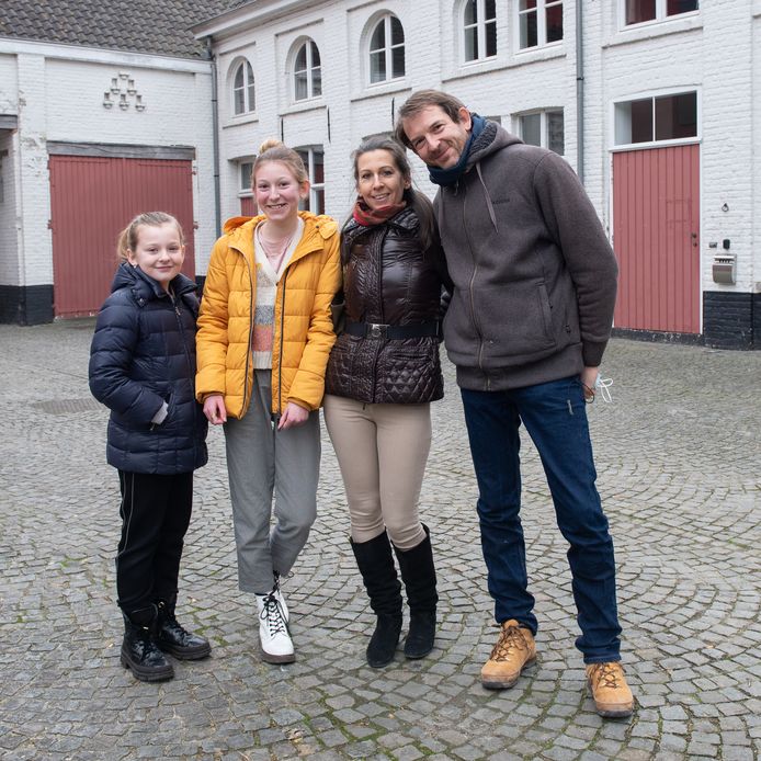Amy Bollaert samen met haar gezin bij de prijsuitreiking van de 'Junior Journalist'-wedstrijd aan huis Mulle de Terschueren in Tielt