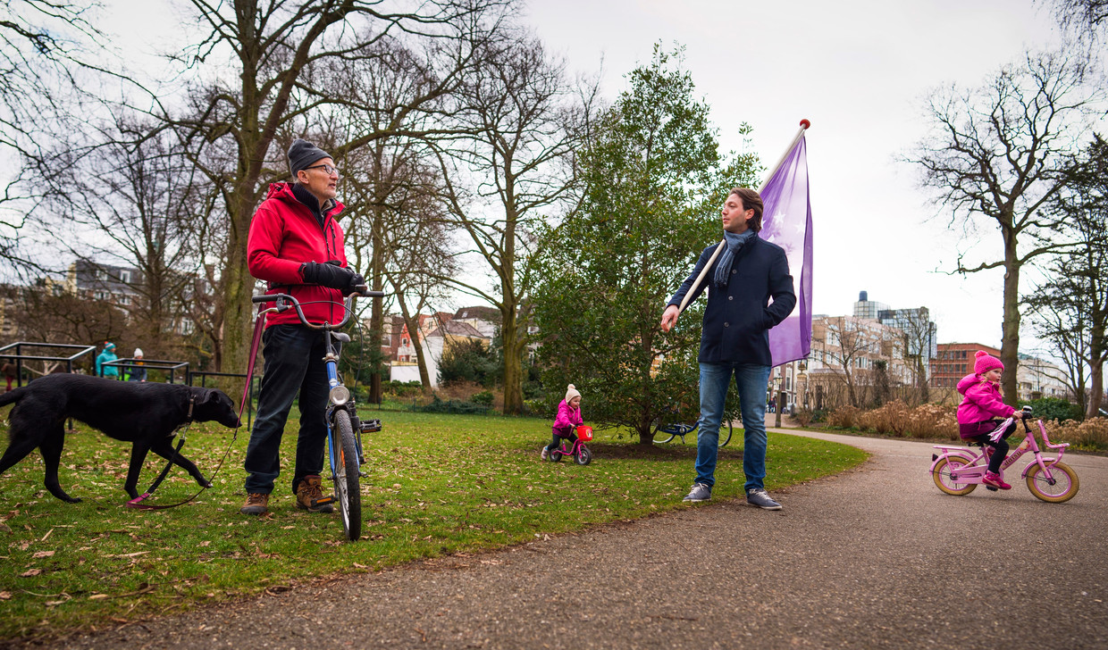 Leden van Volt voeren campagne in de Paleistuin in Den Haag. Beeld Freek van den Bergh