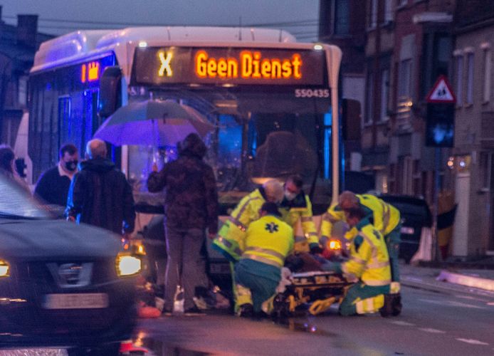 Les deux victimes reçoivent les soins les plus urgents.