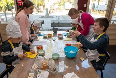 Kinderkookcafé in Oosteind biedt vandaag een wrap met kipfilet, sla, kruidenkaas en bieslook