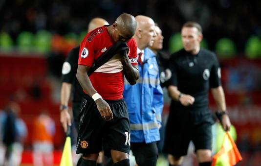 Ashley Young druipt af na de nederlaag van Manchester United in de derby.