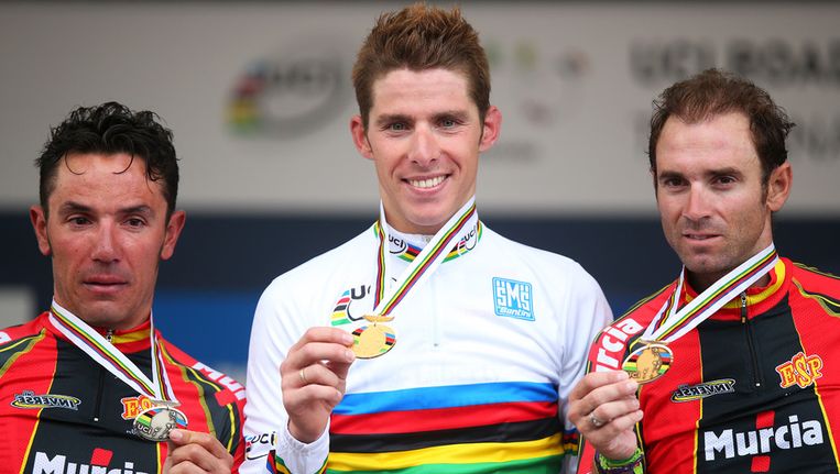Wereldkampioen Rui Costa glundert tussen de balende Spanjaarden Rodriguez (l) en Valverde. Beeld GETTY