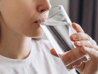 Hoeveel liter water moeten we op een warme dag drinken om gezond te zijn?
