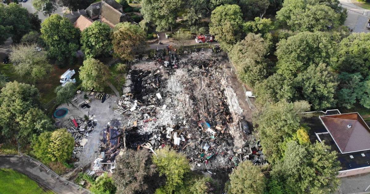 Vuur tussen puinhopen afgebrande Bowlingboerderij, brandweer rukt opnieuw uit.