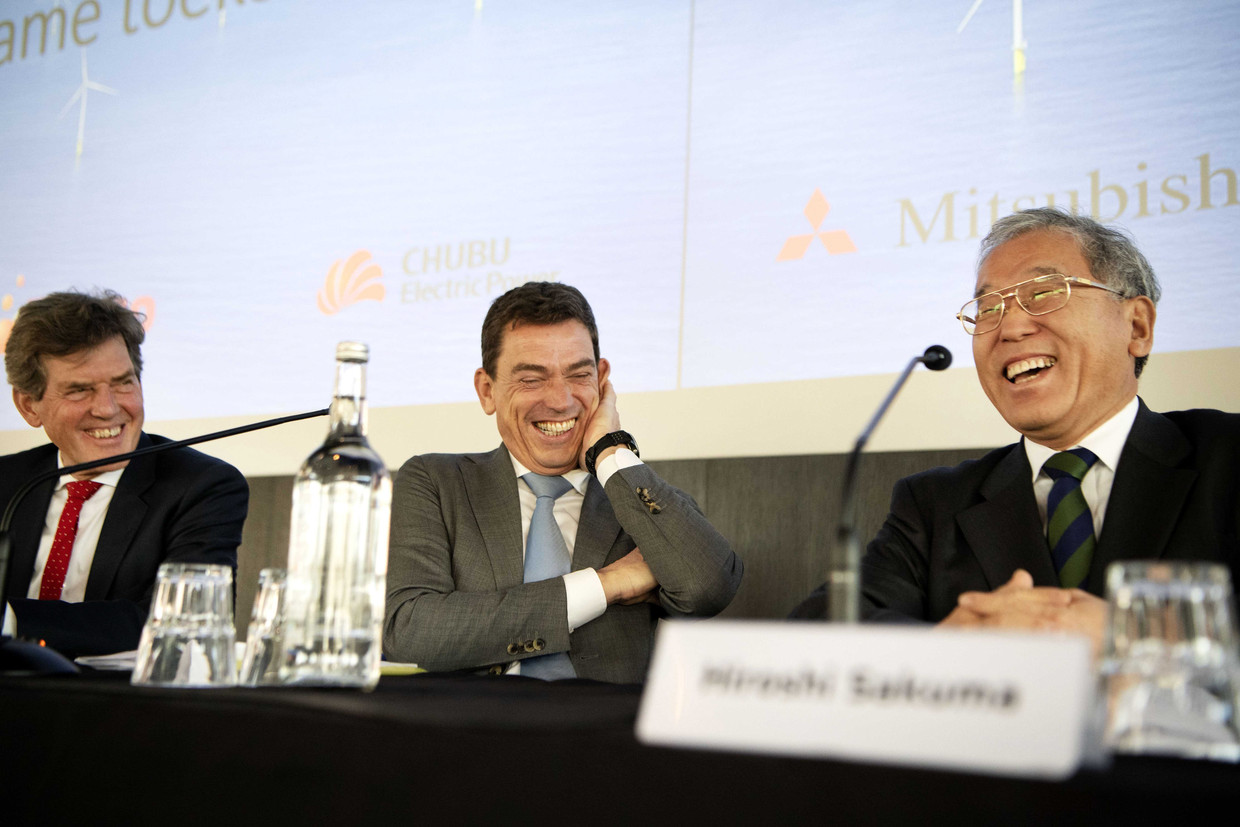 Eneco CEO Ruud Sondag (links) en Hiroshi Sakuma (rechts), adviseur van de CEO van Mitsubishi, tijdens een persconferentie over de overname. 