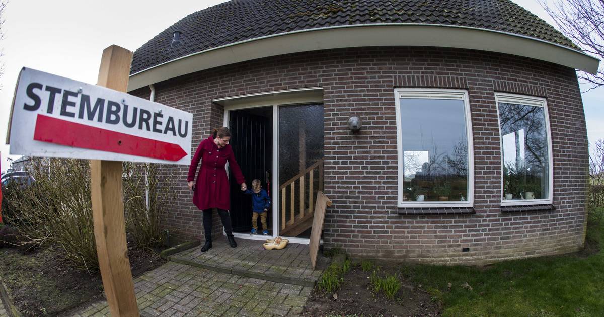 Dijkgraaf bezoekt in Marle kleinste stembureau van Nederland | Olst-Wijhe