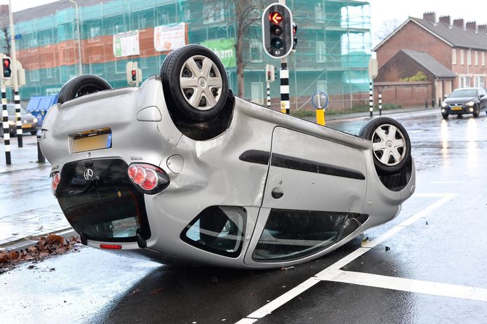 De auto belandde na de botsing op zijn kop.